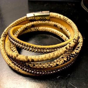 💕 Gorgeous 💕  Snakeskin style bracelet with magnetic closure and rhinestones